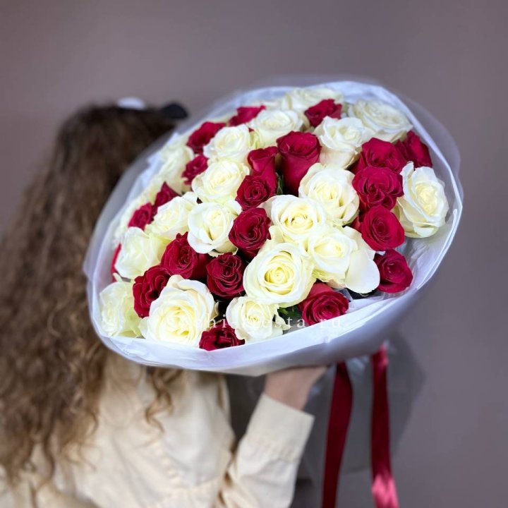 Букет из красных белых 45 роз в Старом Осколе