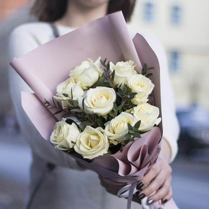 9 белых  роз "Минт" в Старом Осколе
