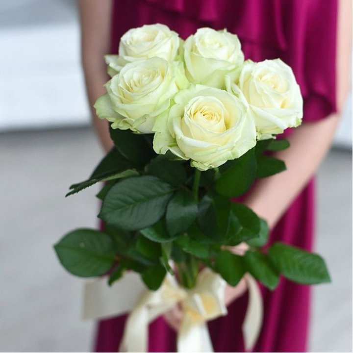 5 белых роз в Старом Осколе