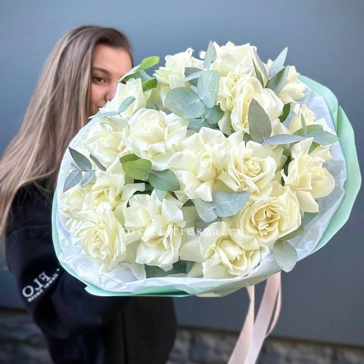 19 Белых французских роз "Ноте бьянке" в Старом Осколе