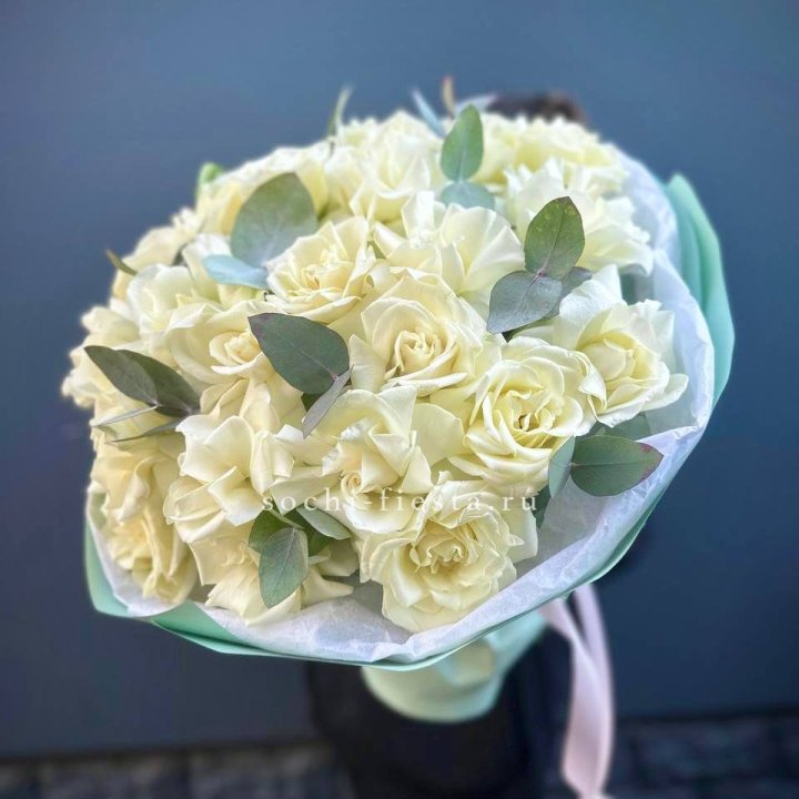 25 Белых французских роз "Ноте бьянка" в Старом Осколе