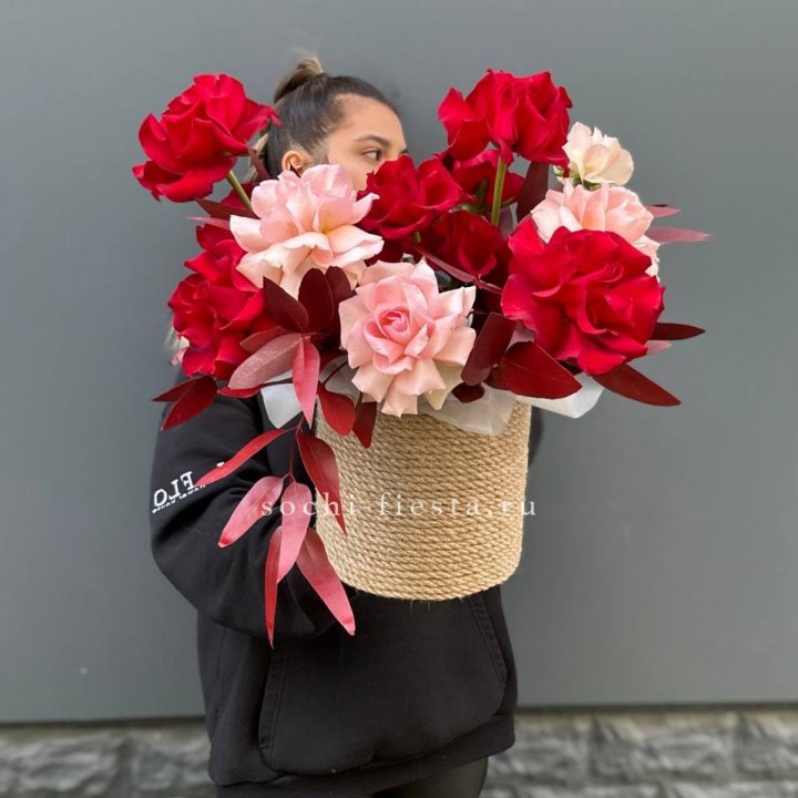 15 Французских роз в джутовом кашпо в Старом Осколе