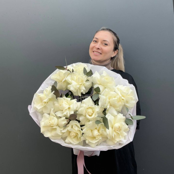 13 Белых французских роз Облако в Старом Осколе