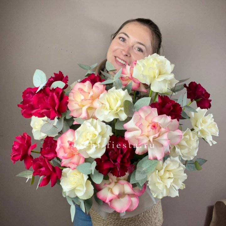 35 французских роз микс в джутовом боксе в Старом Осколе