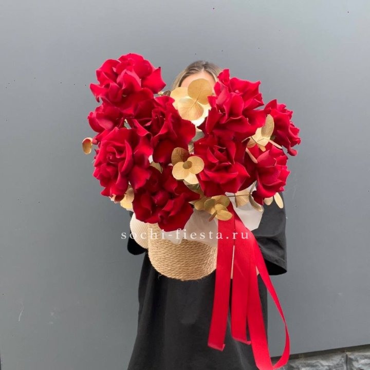 Красные французские розы в джутовом кашпо в Старом Осколе