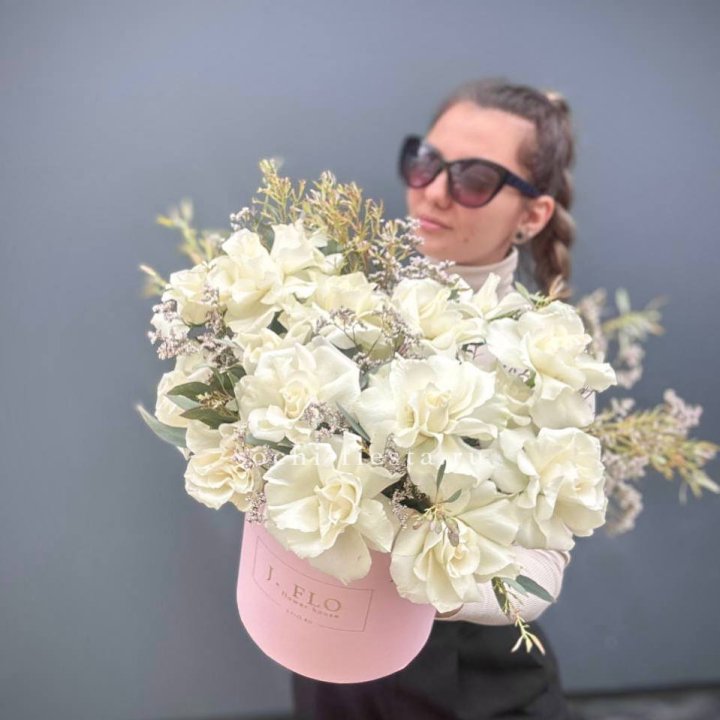 17 Французских белых роз в коробке Афина в Старом Осколе