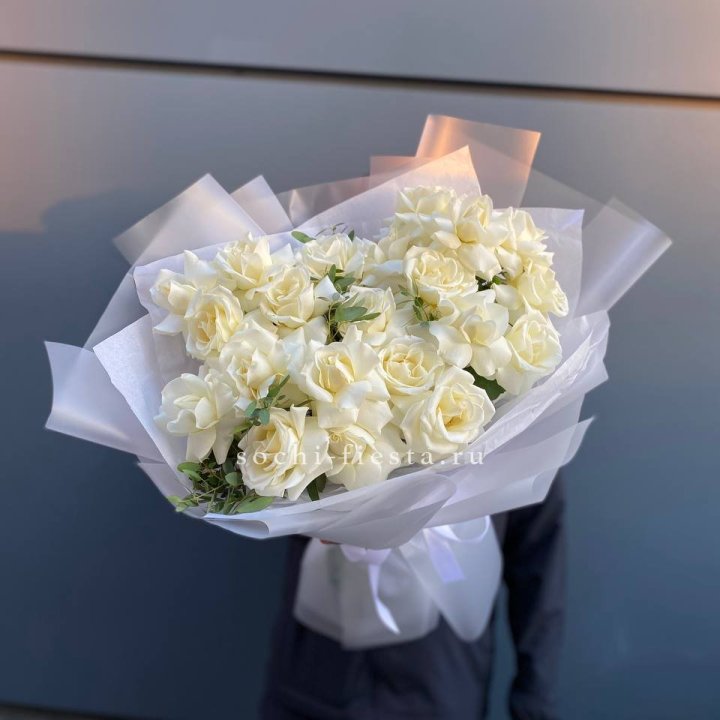 Пышный букет из белых роз в Старом Осколе