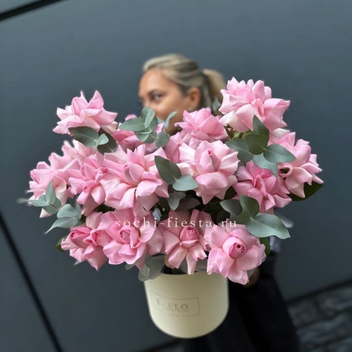 17 Розовых французских роз в боксе в Старом Осколе