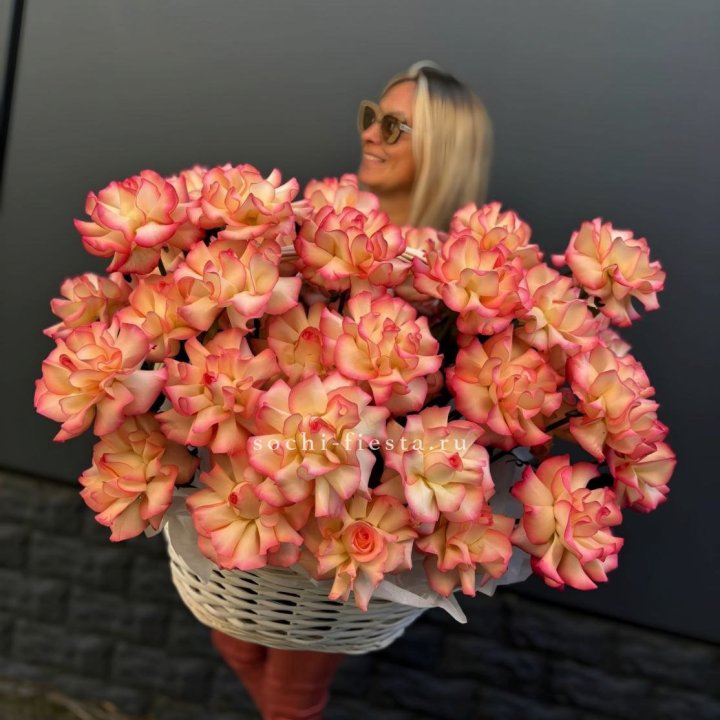 45 французских роз Джумилия в корзине в Старом Осколе