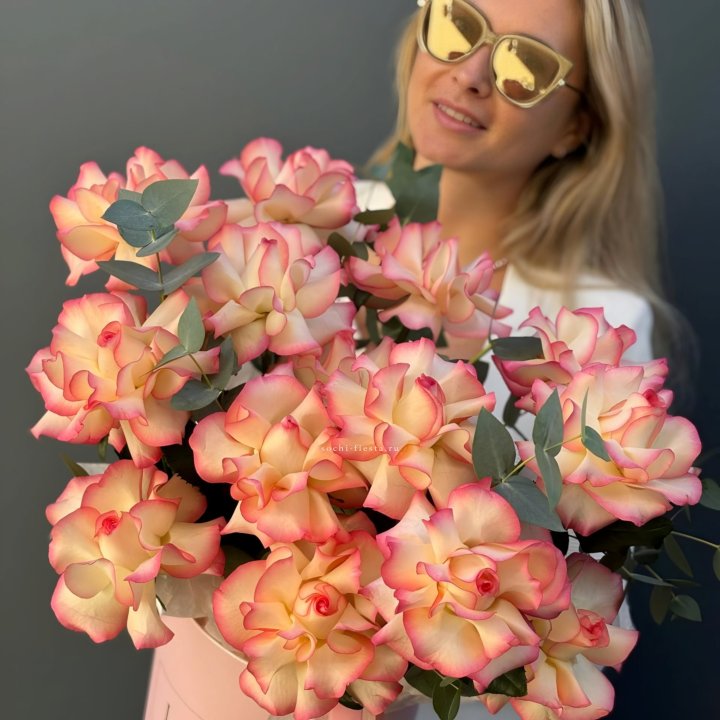 15 французских  роз Джумилия в боксе с доставкой в Старом Осколе