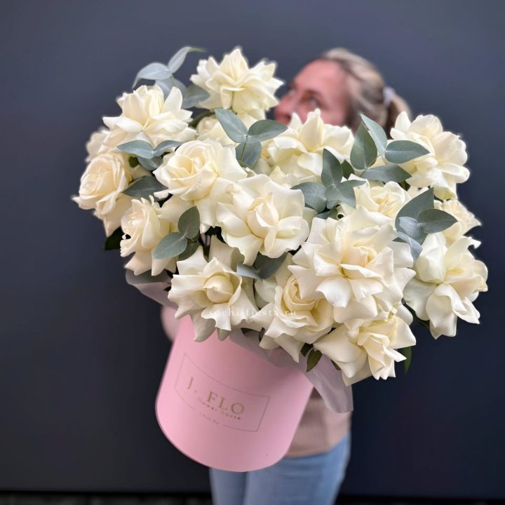 25 Французских белых роз в боксе в Старом Осколе