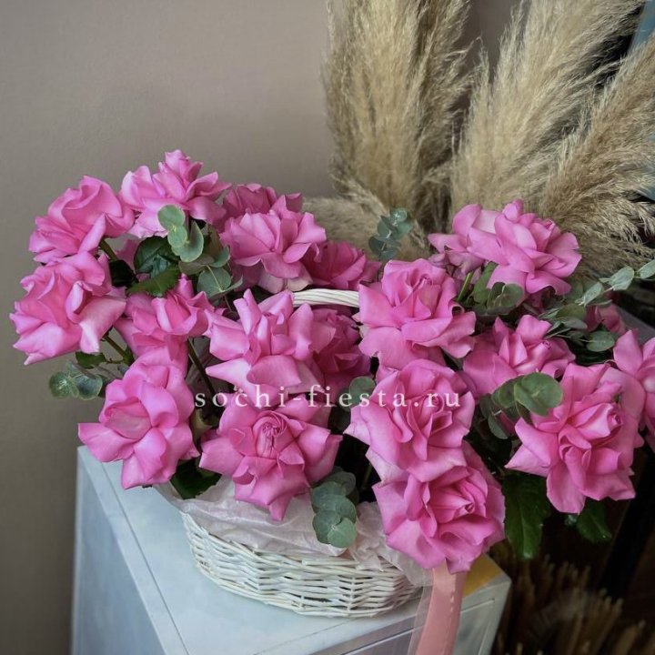 25 роз в цветочной корзине Пинк в Старом Осколе