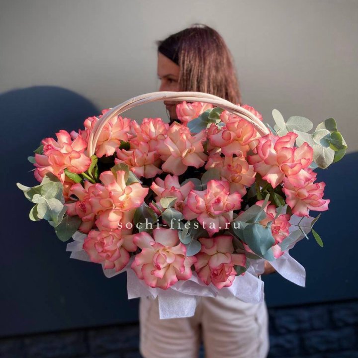 25 Французских роз Джумилия в корзине в Старом Осколе