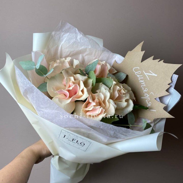 Букет кремовых роз к дню знаний в Старом Осколе