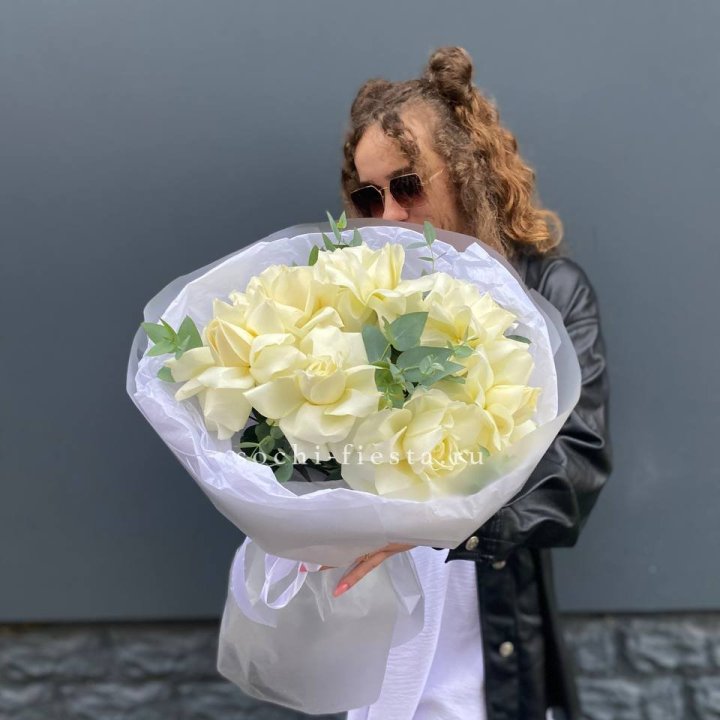 7 Белых французских роз  в Старом Осколе