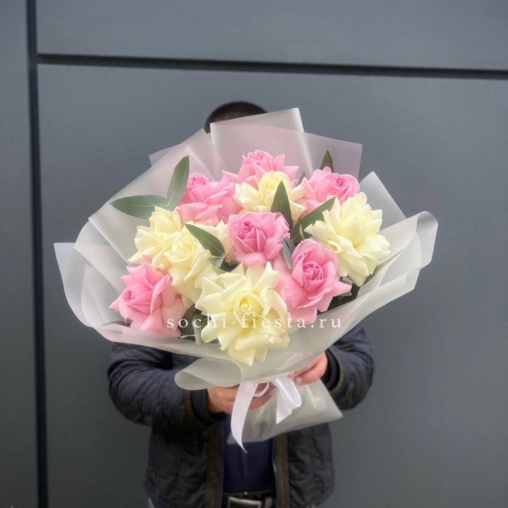 11 бело-розовых роз с доставкой в Старом Осколе