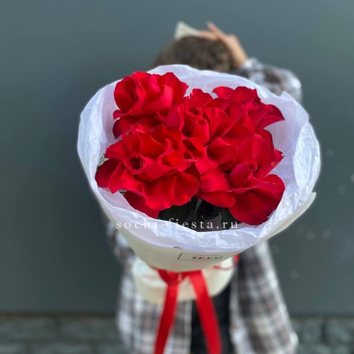 5 французских красных роз в Старом Осколе