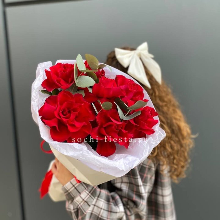 7 красных французских роз в Старом Осколе