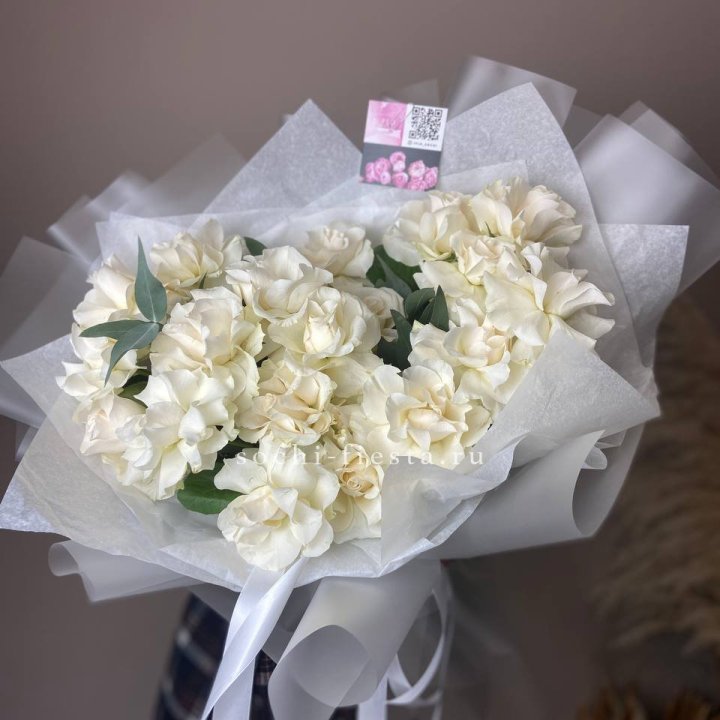 21 французских роз с эвкалиптом в Старом Осколе