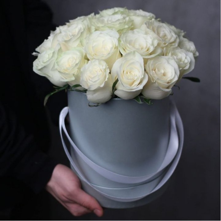 15 белых роз в цилиндре в Старом Осколе