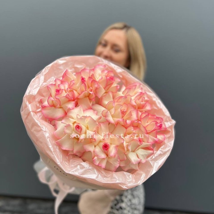 9 французских роз Джумилия в нежном оформлении в Старом Осколе