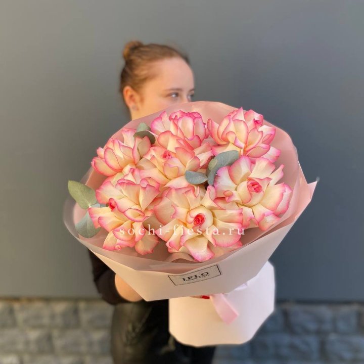 7 французских роз Джумилия с доставкой в Старом Осколе