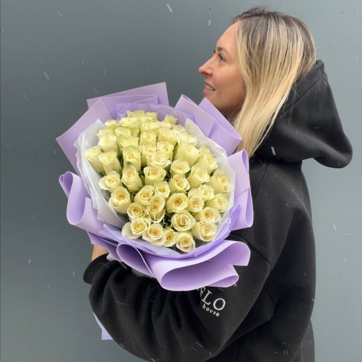 51 белая кенийская роза в оформлении в Старом Осколе