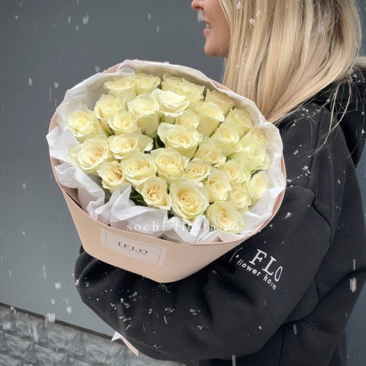 31 белая роза в оформлении в Старом Осколе