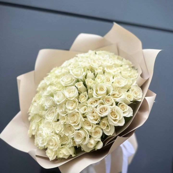 101 белая роза Атена в Старом Осколе