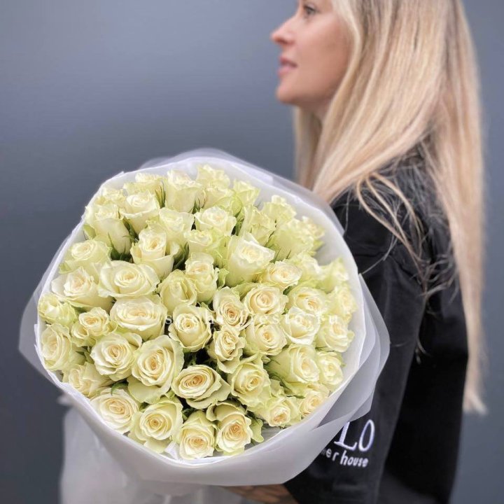 Воздушный букет из 51 белой кенийской розы в Старом Осколе