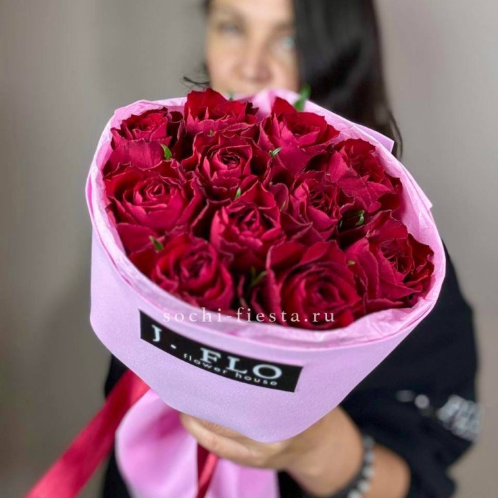 11 красных роз мадам ред в Старом Осколе