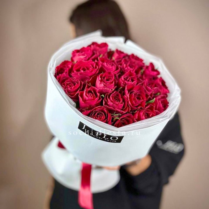 Букет красных роз мадам ред в Старом Осколе