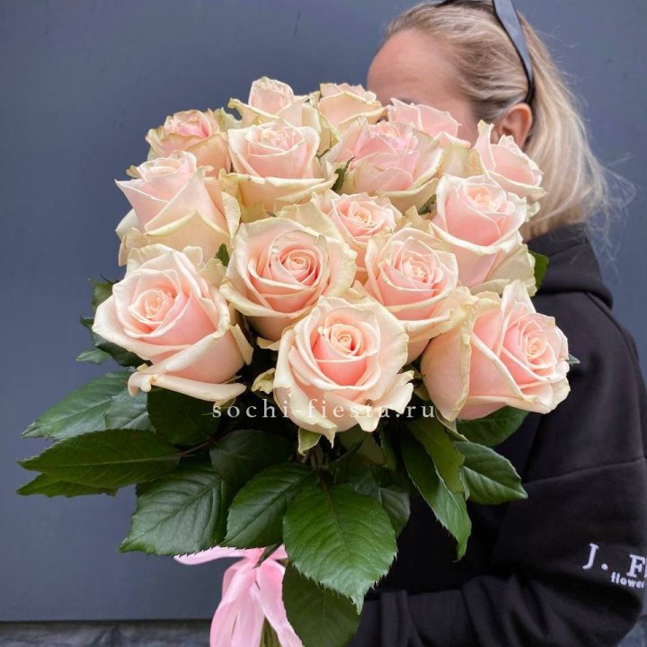 15  кремовых высоких роз с доставкой в Старом Осколе