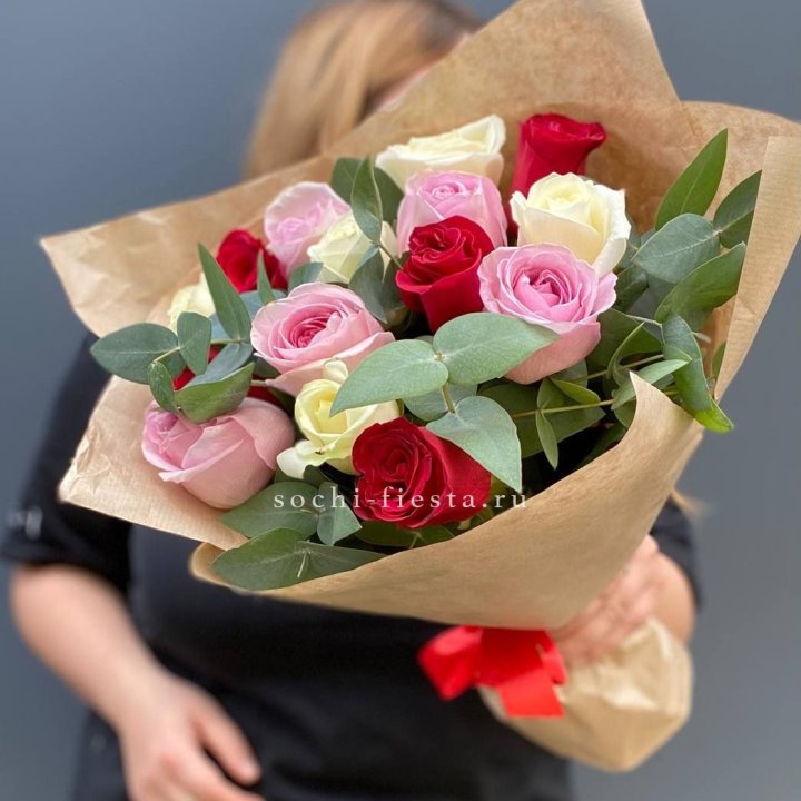 Букет из 15 роз с эвкалиптом в Старом Осколе