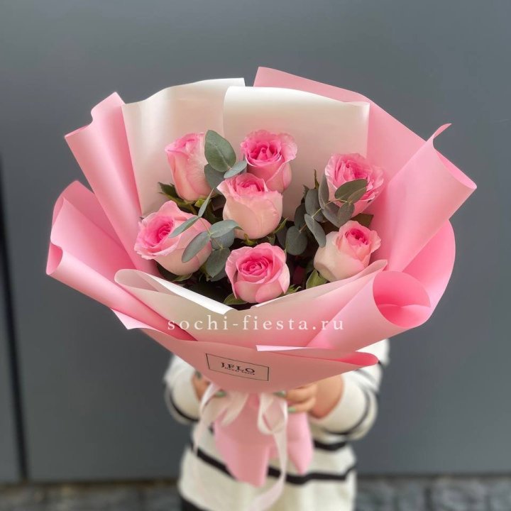 7 роз с эвкалиптом в Старом Осколе