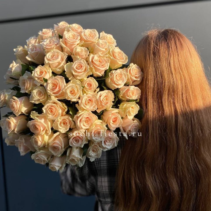 Охапка кремовых роз в Старом Осколе