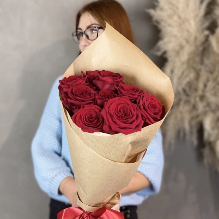 9 красных роз в крафте в Старом Осколе