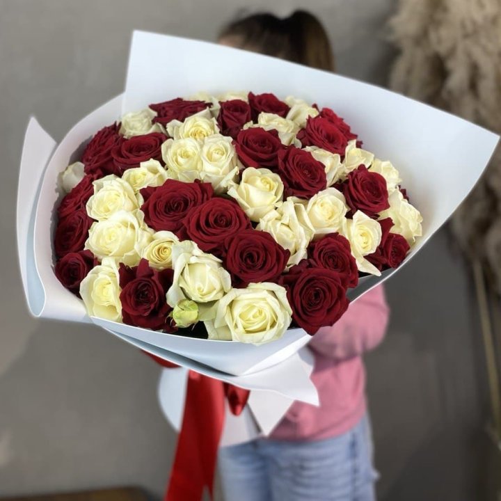 51 красная и белая роза в Старом Осколе