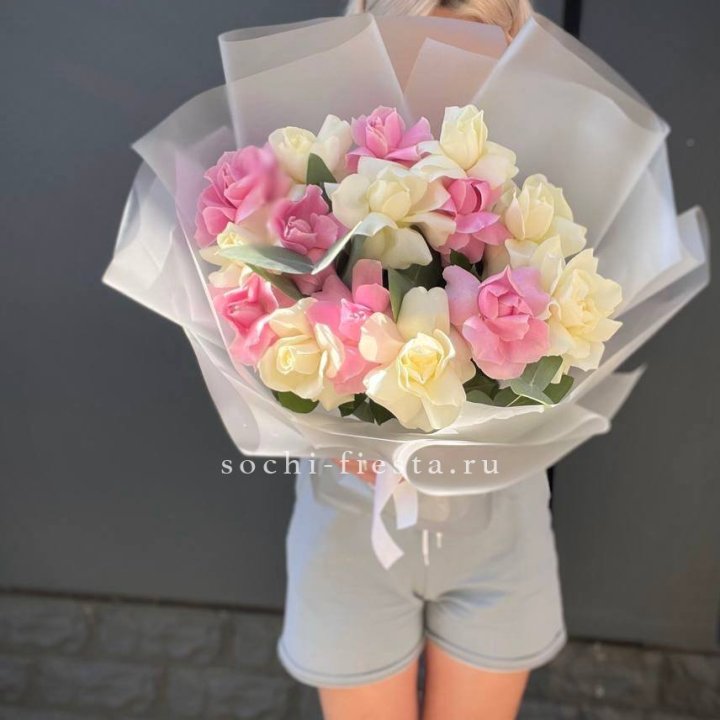 15 бело-розовых роз в Старом Осколе