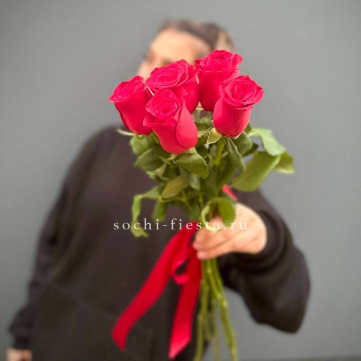 Букет 5 красных роз  в Старом Осколе