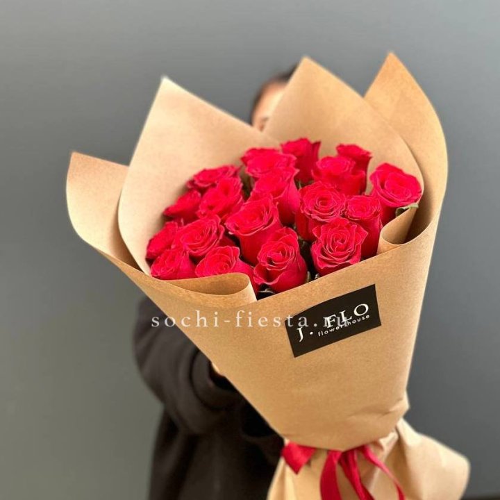 19 красных роз в крафте в Старом Осколе