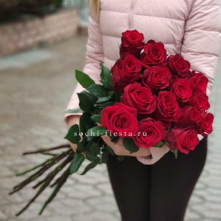 15 высоких красных роз в Старом Осколе