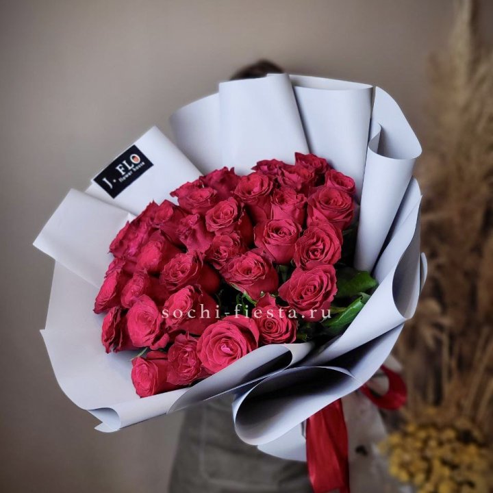 Красные розы 33 шт в Старом Осколе