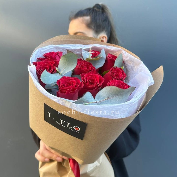 9 роз с эвкалиптом в Старом Осколе