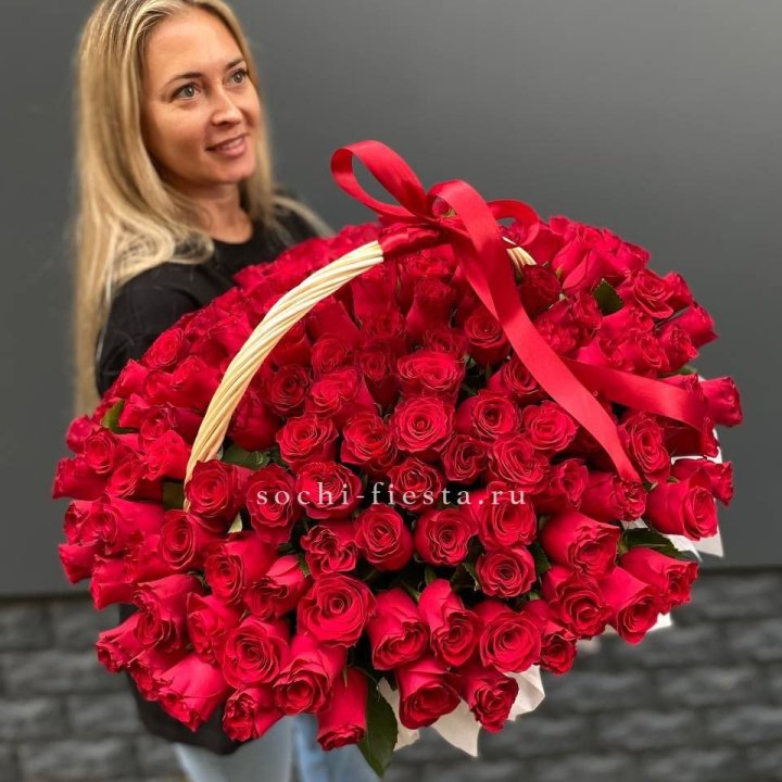 151 красная  роза в корзине в Старом Осколе