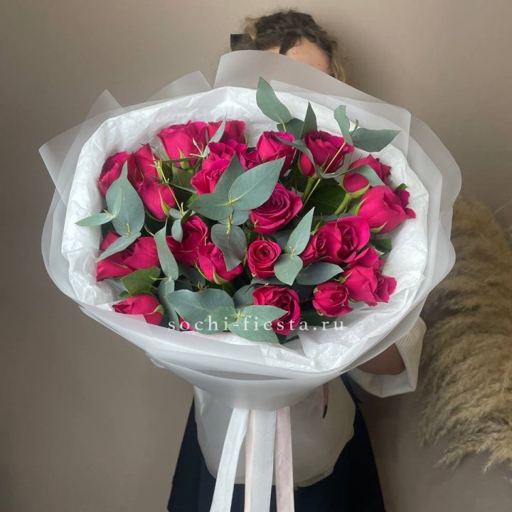 25 малиновых роз с эвкалиптом в Старом Осколе