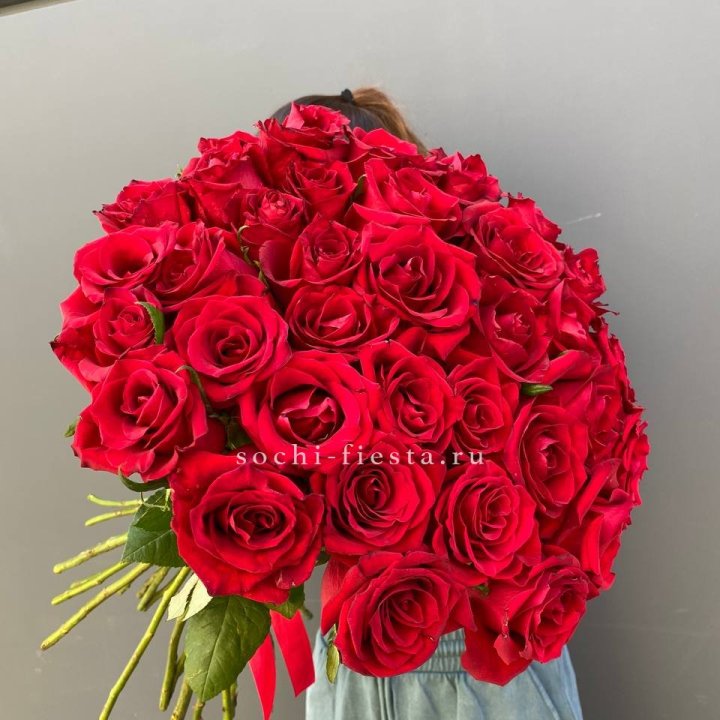 35 красных роз под ленту с доставкой в Старом Осколе