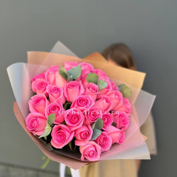 31 розовая роза с эвкалиптом в Старом Осколе