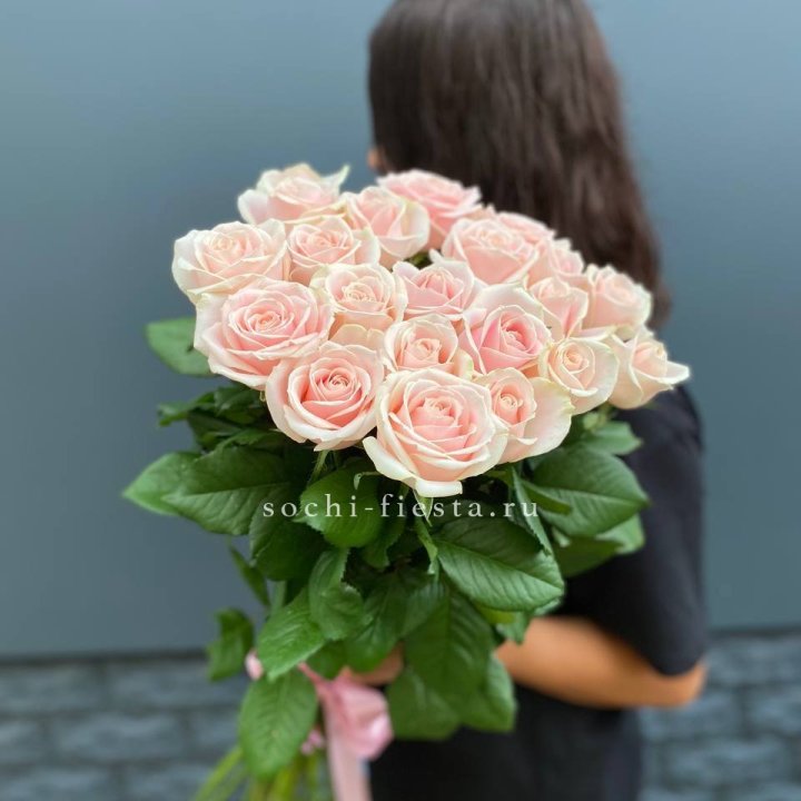 Высокие розовые розы в Старом Осколе