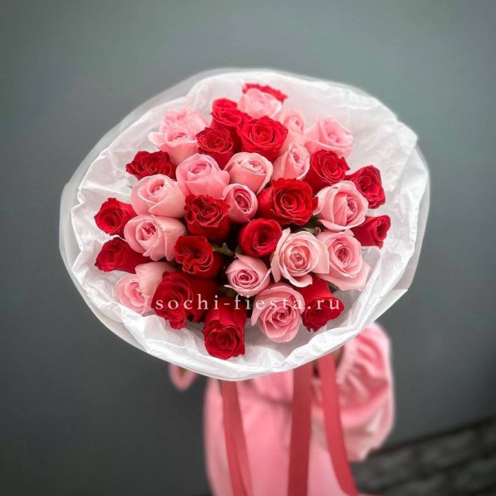 Букет красных и розовых 35 роз в Старом Осколе